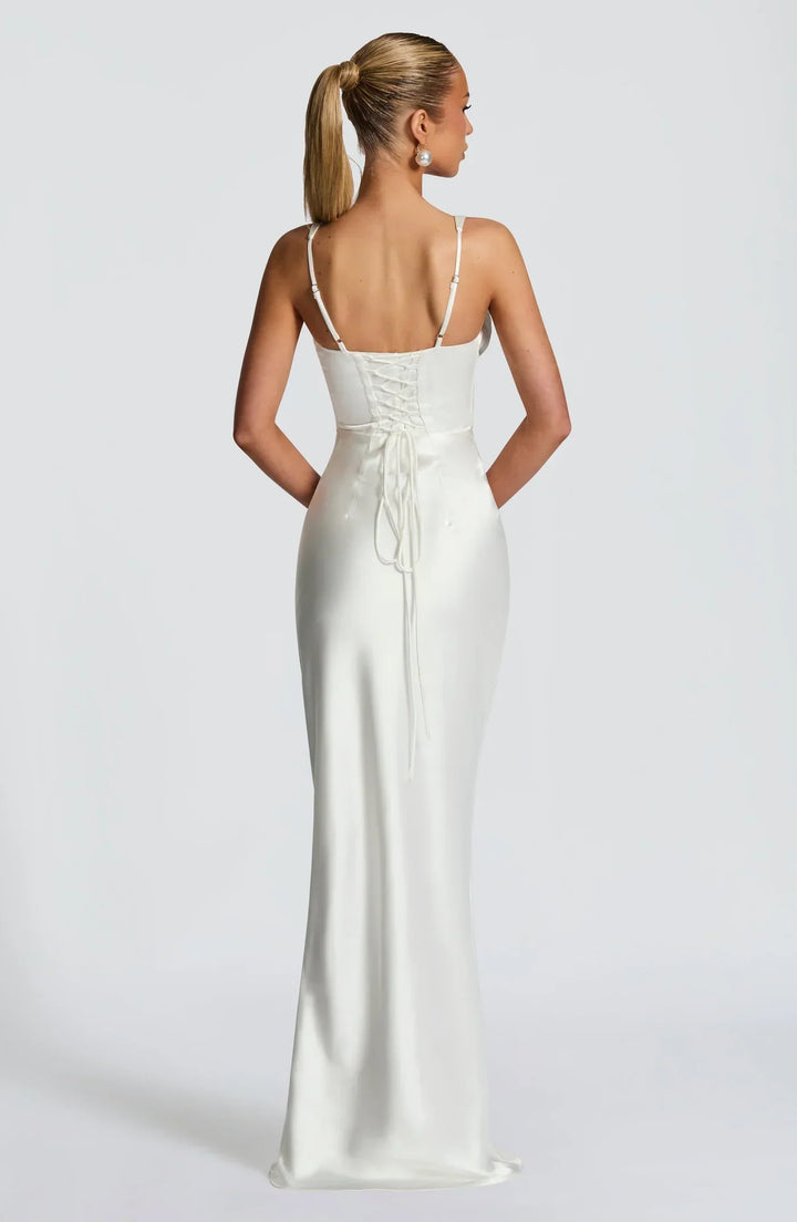 Selena – The Sculpted Hourglass Gown